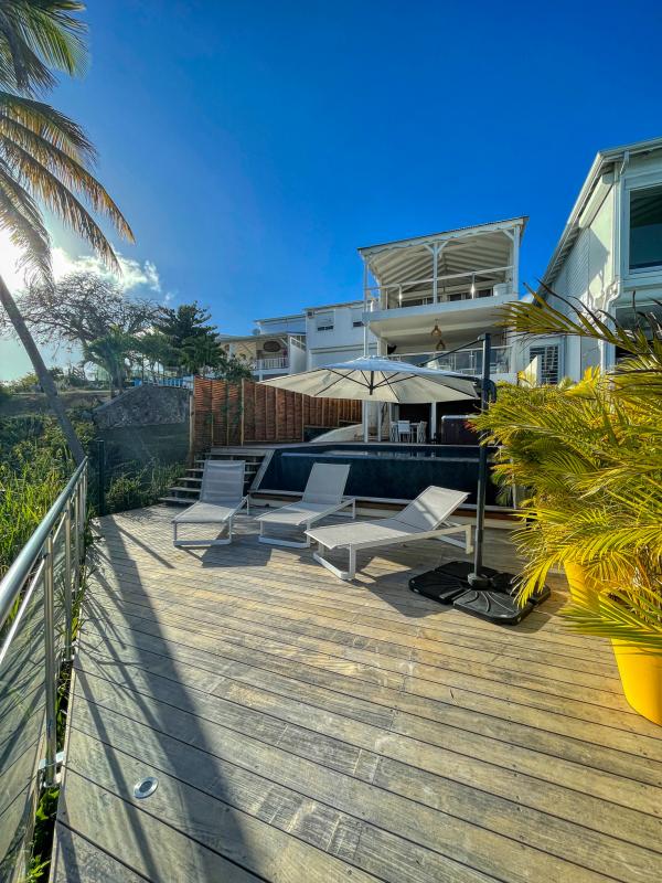 A louer villa 4 chambres au Gosier avec piscine et vue mer - vue d'ensemble.